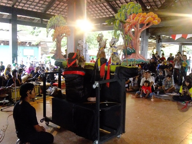 インドネシアの伝統的影絵ワヤンを活用した啓発活動